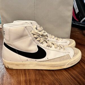 Nike Blazer Mid ‘77 High Tops Women’s Sneakers sz 9